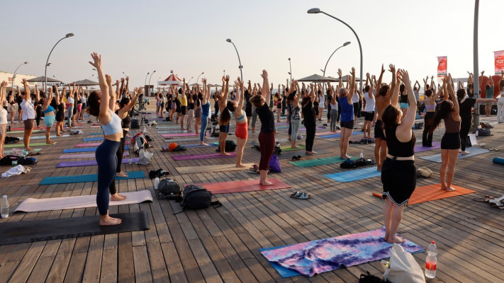 תרגול יוגה בנמל תל אביב. הכניסה חופשית