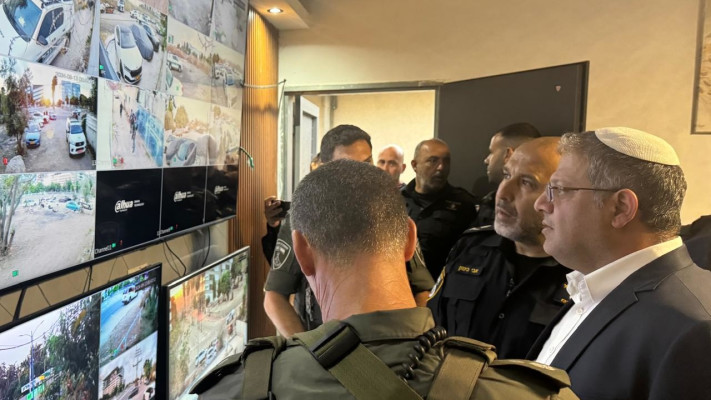 איתמר בן גביר בפשיטה משטרתית ברמלה (צילום: שימוש חופשי)
