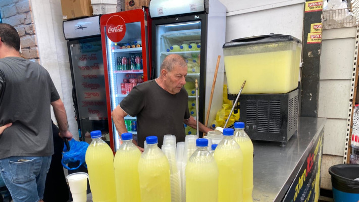 נוכחות אנשים דלה. השוק ברמלה (צילום: אבשלום ששוני)