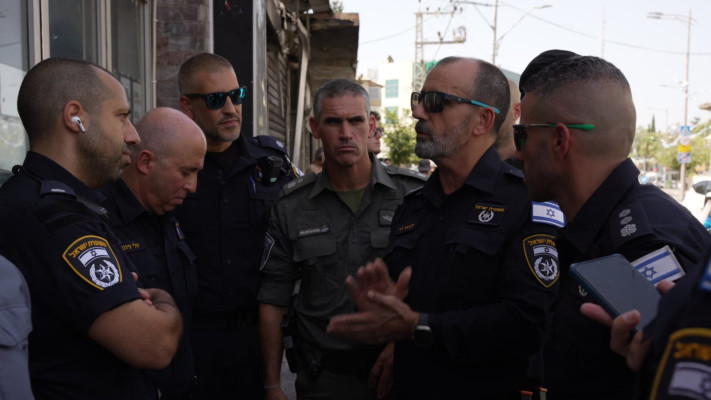 מפכ''ל המשטרה עם כוחות הביטחון בהיערכות לאחר הפיגוע ברמלה (צילום: דוברות המשטרה)