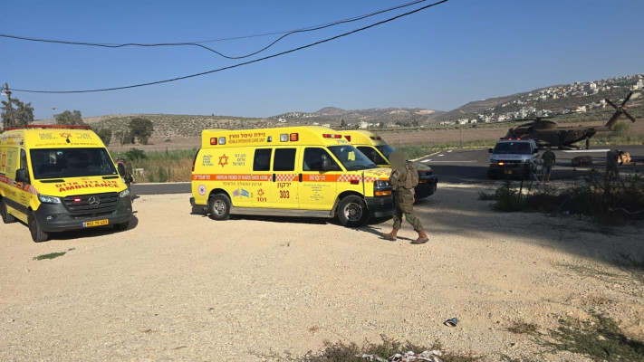 כוחות רפואה וטיפול נמרץ בזירת התאונה בשומרון (צילום: תיעוד מבצעי מד''א)