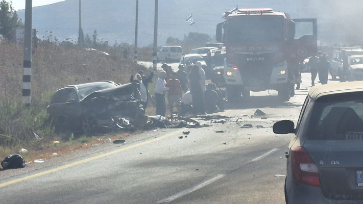 הרכב בזירת התאונה באיתמר שבשומרון. על פי החשד, אחד הרכבים של יהודי ישראלי והשני של ערבים ישראלים (צילום: תיעוד מבצעי מד''א)