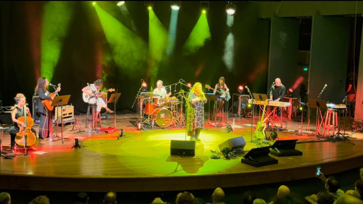 ''כשאמא באה הנה'', התאורה שיצקה ססגוניות וצבעוניות לאורך כל הדרך (צילום: יחצ)