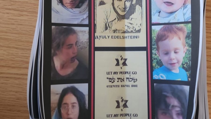 העלונים עם תמונות החטופים שפוזרו בבית הכנסת של יולי אדלשטיין (צילום: רשתות חברתיות, שימוש לפי סעיף 27 א')