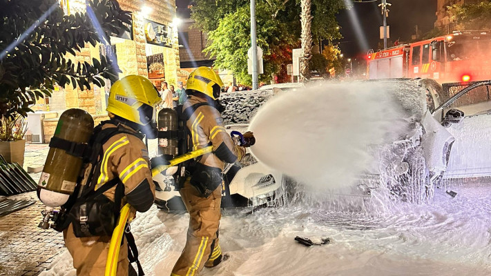 הרכב שהתלקח בעכו, השריפה כובתה (צילום: כיבוי והצלה לישראל, מחוז חוף)