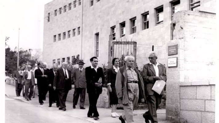 הממשלה הלכה ברגל (עמ' 146)