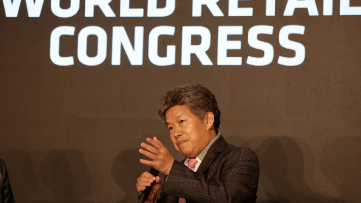 סגן יו''ר שיין , דונלד טאנג, בכנס קמעונאי עולמי בברצלונה, 2023