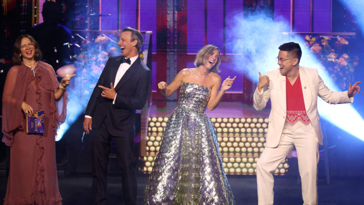 מחווה ל''SNL'' - מימין לשמאל: בוון יאנג, קריסטן וויג, סת' מאיירס ומאיה רודולף