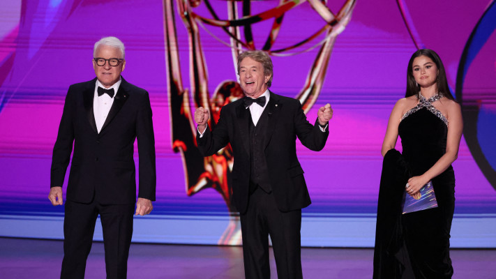 סלינה גומז, מרטין שורט וסטיבן מרטין על במת טקס האמי