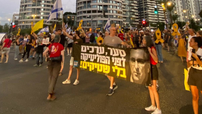 הפגנה מול ביתו של גדעון סער