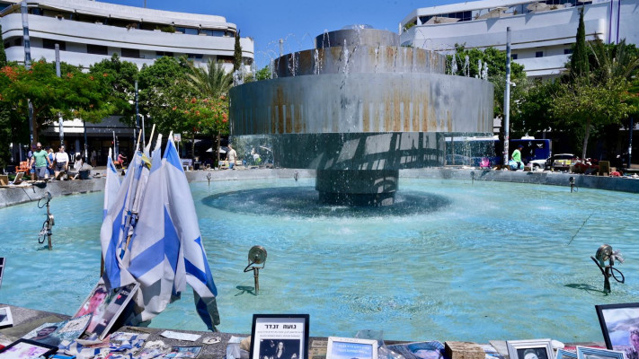 החלודה בולטת למרחקים. המזרקה בכיכר דיזנגוף