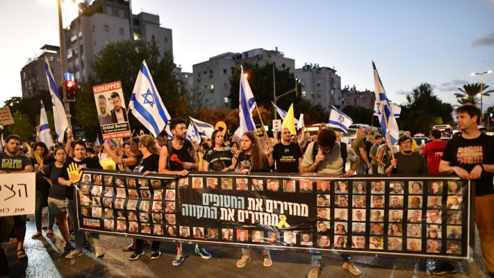 המונים בהפגנות בתל אביב ליד ביתו של סער