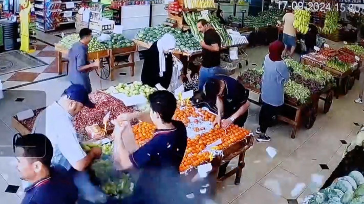 מבצע הביפרים. זירת הפיצוץ בשוק הירקות המקומי בביירות (צילום: רויטרס)