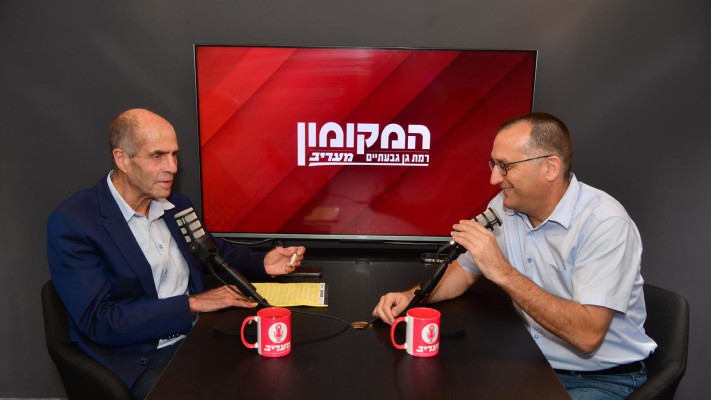 משה כהן כתב ''המקומון'' מראיין את רן קוניק ראש עירית גבעתיים (צילום: אבשלום שושני)