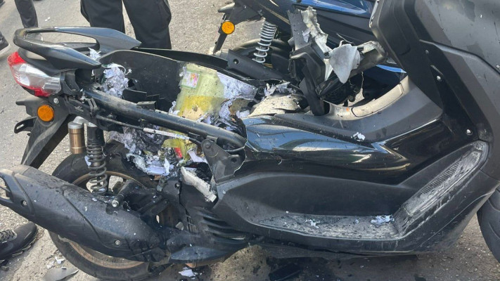 אופנוע לאחר פיצוץ נוסף של מכשירים בלבנון (צילום: רשתות ערביות)