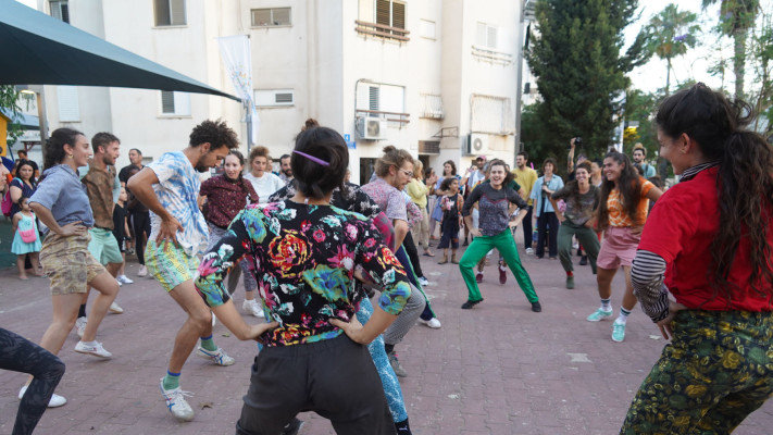 'נפגשות בכפר שלם' – מחול חובק קהילה (צילום: אהוד מלמד)