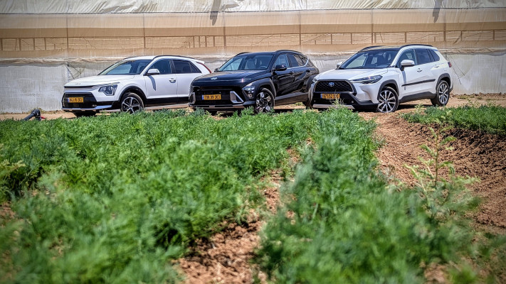מימין לשמאל טויוטה קורולה קרוס יונדאי קונה קיה נירו (צילום: קינן כהן)
