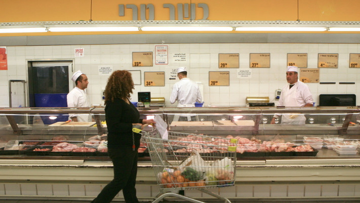 קצביה בסופרמרקט (צילום: נתי שוחט, פלאש 90)