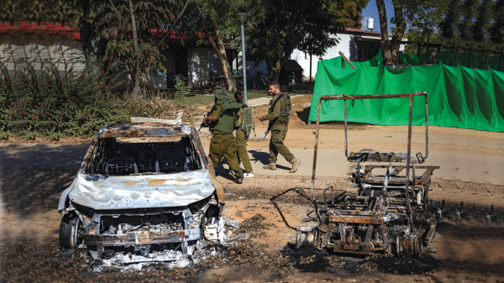 חיילים בקיבוץ ניר עם אחרי טבח ה-7 באוקטובר (צילום: יונתן זינדל)