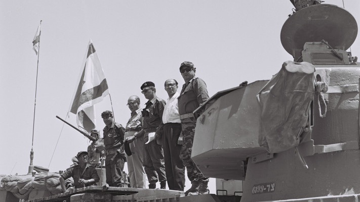 מנחם בגין ולוי אשכול בסיני מלחמת ששת הימים (צילום: משה מילנר לעמ)