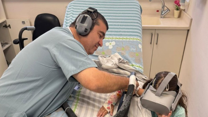 מסירים גבס עם משקפי VR (צילום: דוברות בית חולים העמק)