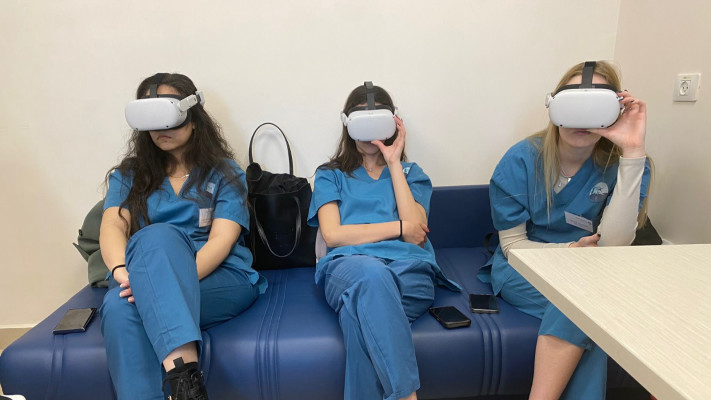 אמפתיה לחולים. סטודנטיות לרפואה מתאמנות (צילום: אוניברסיטת בר אילן)