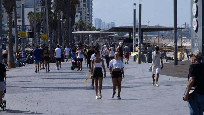 טיילת תל אביב (למצולמים אין קשר לכתבה)