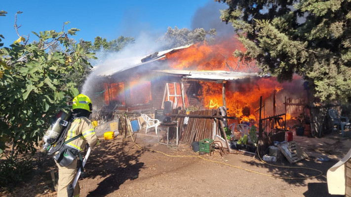 שריפה שפרצה בצפון בעקבות נפילת רקטה (צילום: כב''ה צפון)