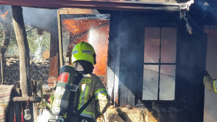 שריפה שפרצה בצפון בעקבות נפילת רקטה (צילום: כב''ה צפון)