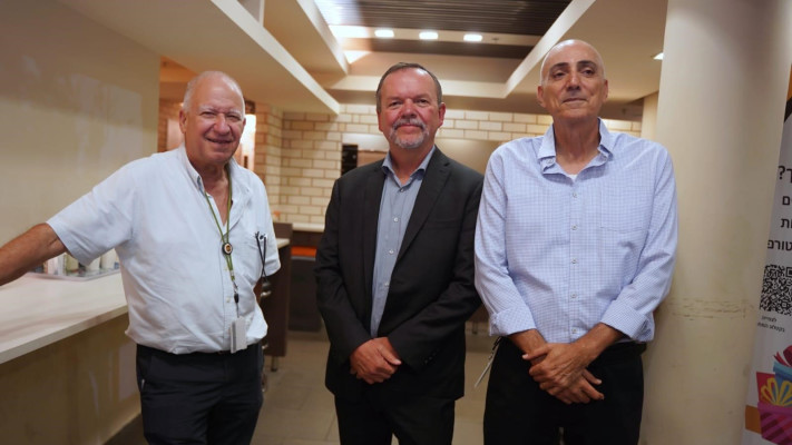 יאיר עשהאל, מארק ראסל ושי לבנת (צילום: אילן לורנצי)