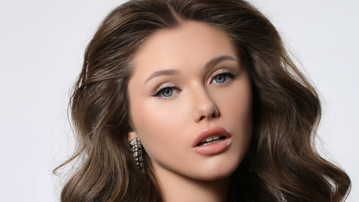 צלליות פסטל כתפאורת רקע לריסי פיוז'ן מלאכותיים, איפור ירין שחף