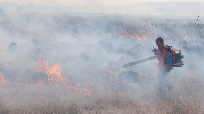 כיבוי שריפה בצפון הארץ לאחר מתקפת רקטת מלבנון (צילום: ג'ים אורקוהארט)