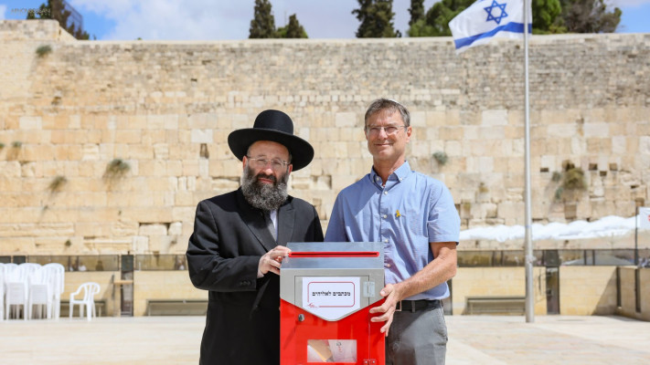 דוד לרון, מנכ''ל דואר ישראל יחד עם רב הכותל המערבי והמקומות הקדושים הרה''ג שמואל רבינוביץ שליט''א (צילום: ארנון בוסאני)