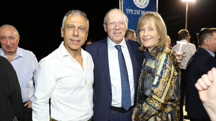 שרונה ושמואל שניצר, יאיר סהר (צילום: עובדיה כלימי, עזרה למרפא)