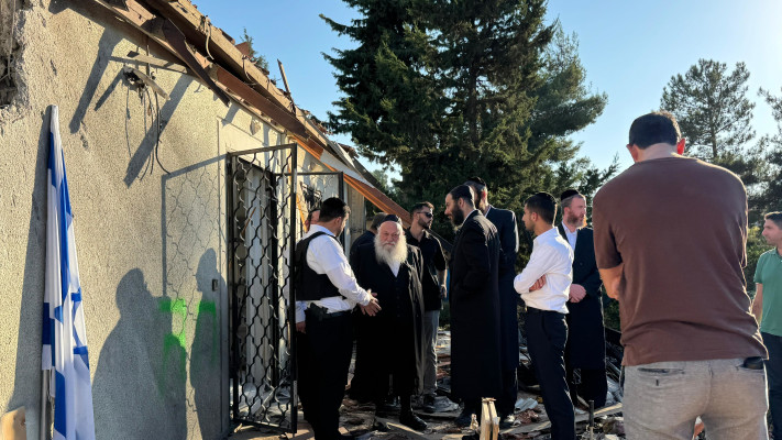 שר הבינוי והשיכון בזירת הנפילה בצפת (צילום: דוברות)