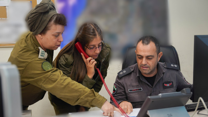 סרן (מיל') עדית צוריאל (משמאל) (צילום: דובר צה''ל)