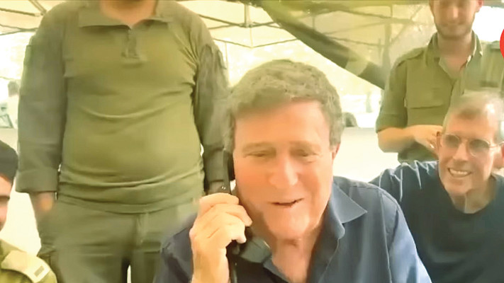 יהורם גאון בתחילת המלחמה (צילום: צילום מסך)