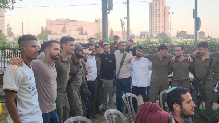 חיילים וחבריו לצוות של לירון שניר ז''ל בביתו 
