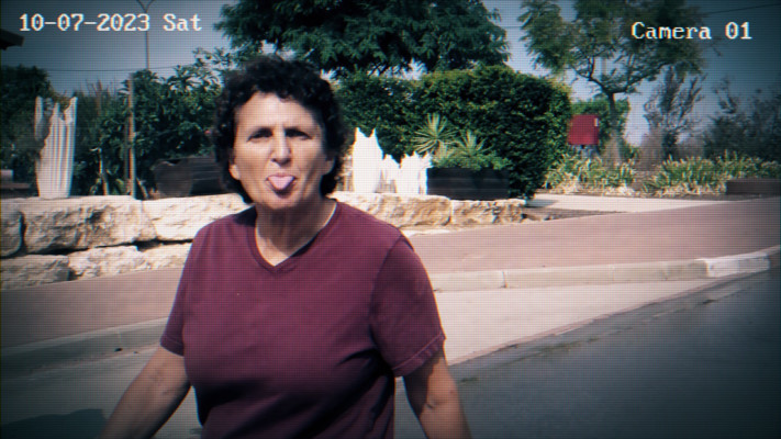 כנרת גת מוציאה לשון למחבל, מתוך ״הקופסה השחורה״, ״עובדה״