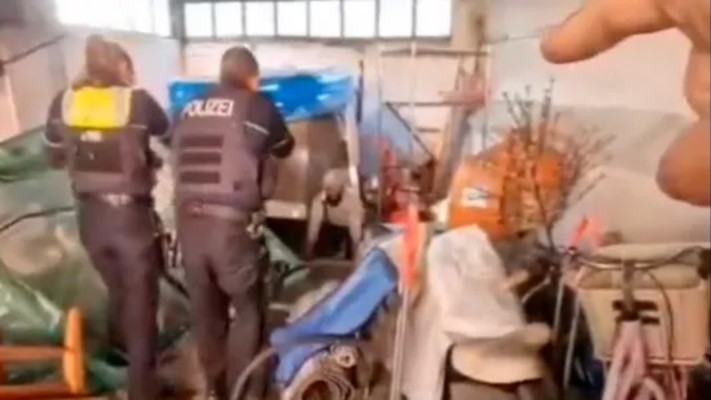 רגע המעצר של ״איש המצ׳טה״ על ידי המשטרה. (צילום: צילום מסך, בילד)