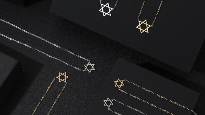 שרשראות עם תליוני מגן דוד (צילום: יח''צ)