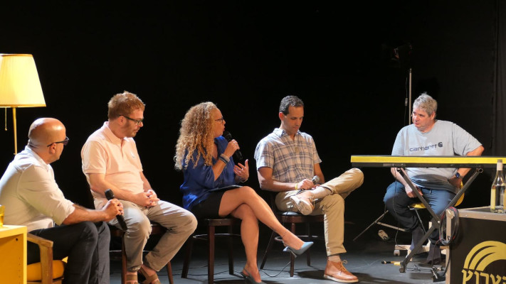 הצגה חגיגית ל''לא נורמלי'' שכתב מירוז (צילום: זרחי וילנאי)