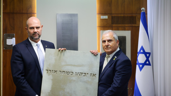יו''ר הכנסת ויו״ר ארגון נפגעי פעולות האיבה עם אבן הפינה (צילום: דוברות הכנסת, נועם מושקוביץ)