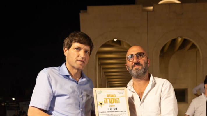 ראש העיר רמי גרינברג והשחקן קובי פרג' (צילום: דוברות עיריית פתח תקווה)