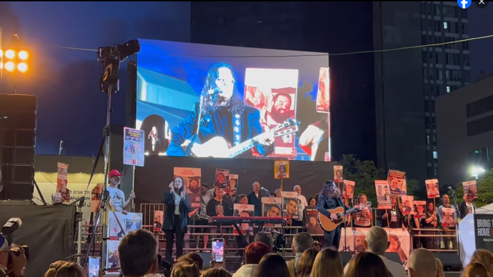 מיכה ביטון בכיכר החטופים