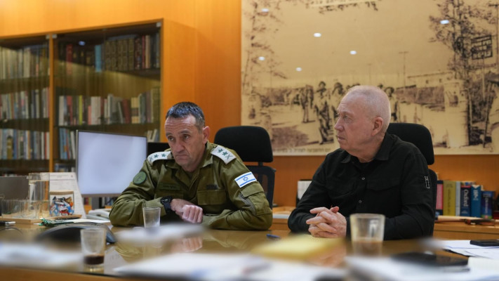 יואב גלנט והרצי הלוי בהערכת מצב (צילום: תקשורת שר הביטחון)