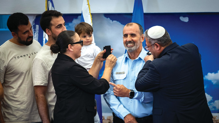 איתמר בן גביר עונד דרגות לדני לוי (צילום: יונתן זינדל, פלאש 90)