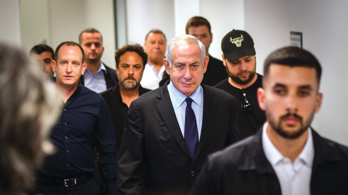 בנימין נתניהו בבית המשפט (צילום: אבשלום ששוני)