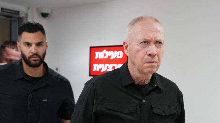 יואב גלנט בערב התקיפה האיראנית, 1.10.24 (צילום: משרד הביטחון)