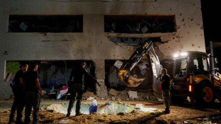 פגיעה ישירה במבנה בגדרה, התקיפה האיראנית, 1.10.24 (צילום: רויטרס)